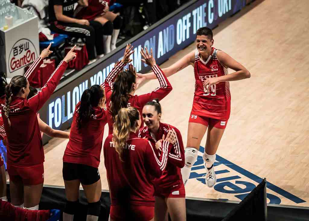 La selección de Turquía celebra luego de derrotar a Estados Unidos en la semifinal de la Liga de Naciones de Voleibol femenino en Arlington, Texas. (CORTESÍA FIVB)