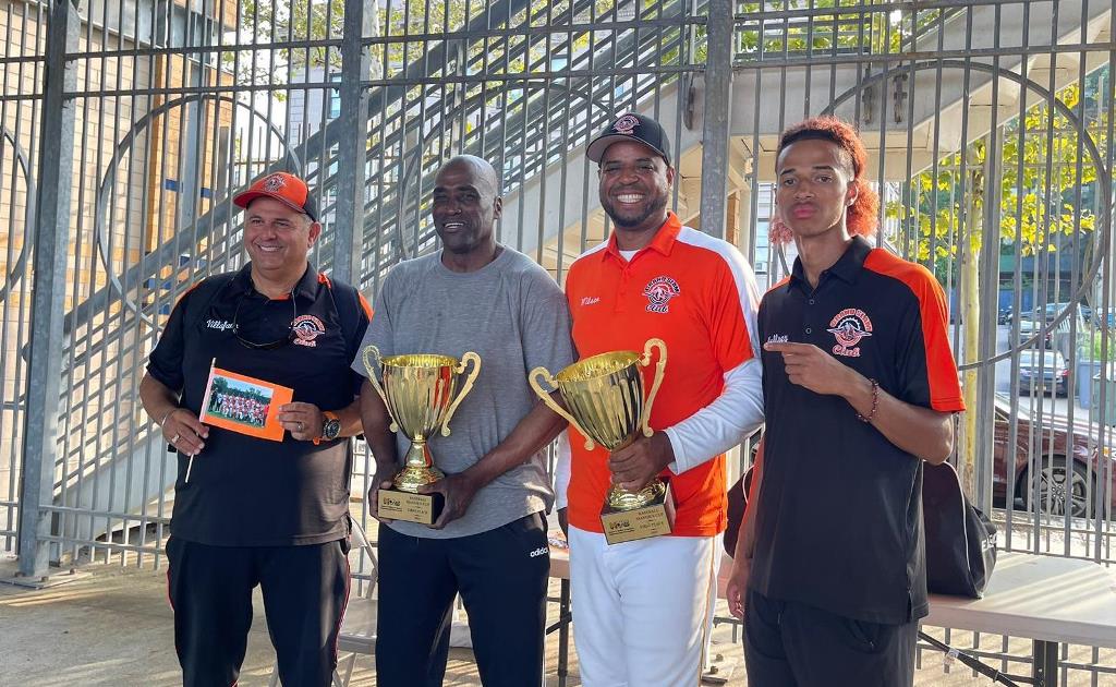 Luis Villafane, Mariano Poll, Wilson Gutiérrez y Jeffrey Gutiérrez, presentan orgullosamente las copas de campeones.