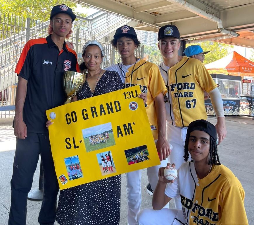 La familia Gutiérrez, felizmente celebrando los títulos de campeones.