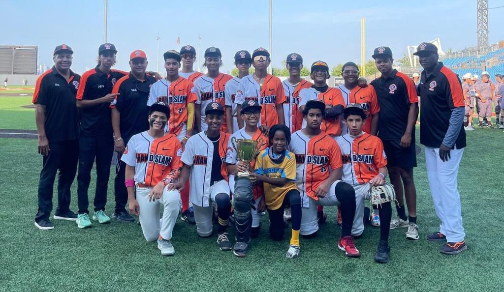 Integrantes del conjunto campeón 14U.