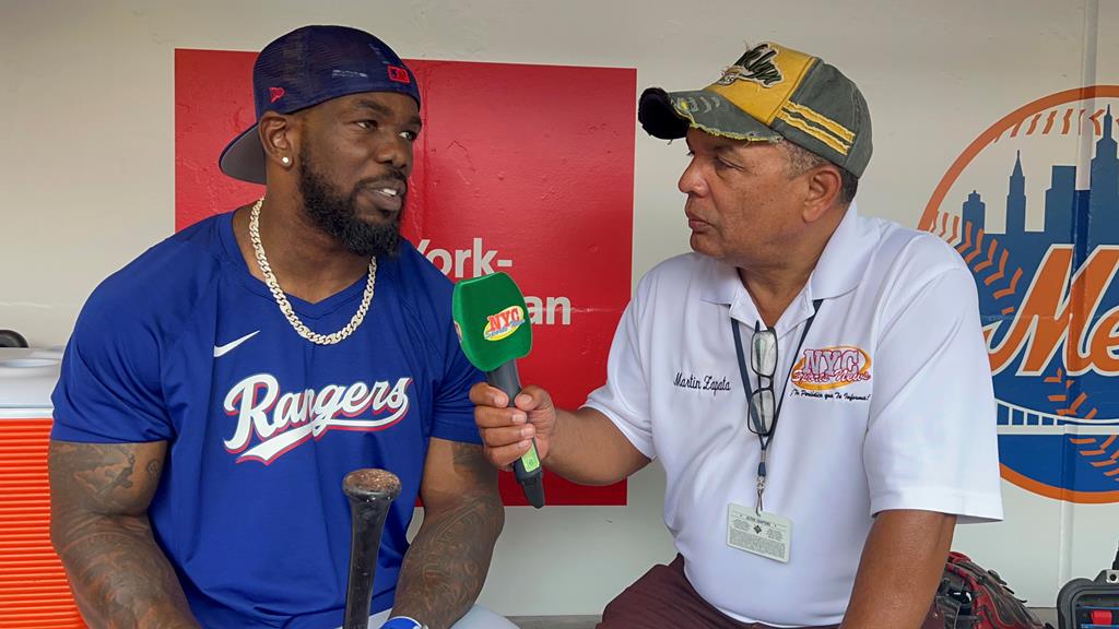 Adolis García ofrece declaraciones a Agustín zapata en Citi Field