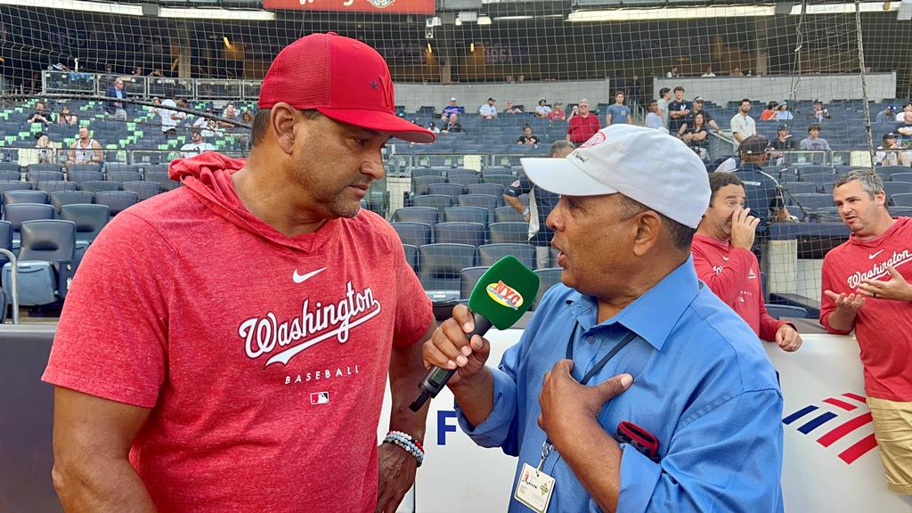 Agustín Zapata conversa con Dave Martínez manager de los Nacionales de Washington en el Yankee Stadium.