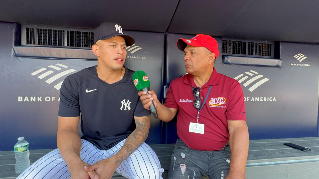 Agustín Zapata conversó con Jonathan Loaisiga en el Yankee Stadium.