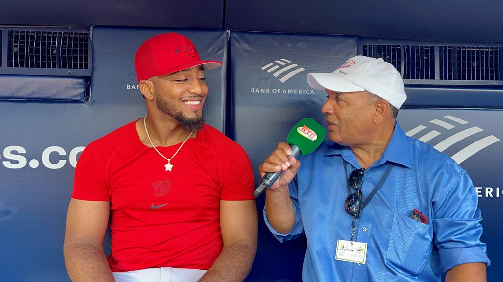 Agustín Zapata dialogó con Joan Adon en el Yankee Stadium.