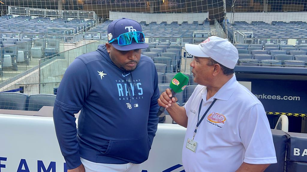 Agustín Zapata en diálogo con Rodney Linares en el Yankee Stadium.