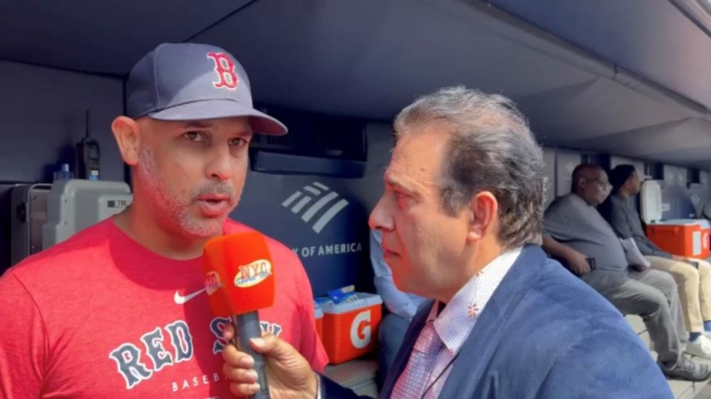 Alex Cora fue entrevistado por Neftalí Medina en el Yankee Stadium.