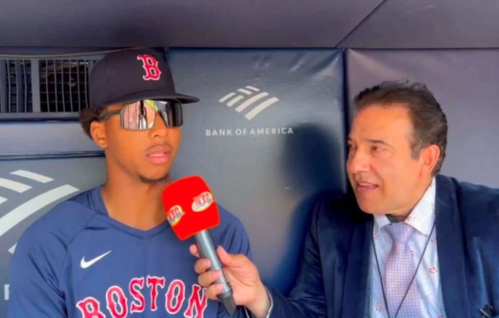 Brayan Bello entrevistado por Neftalí Medina en el Yankee Stadium.