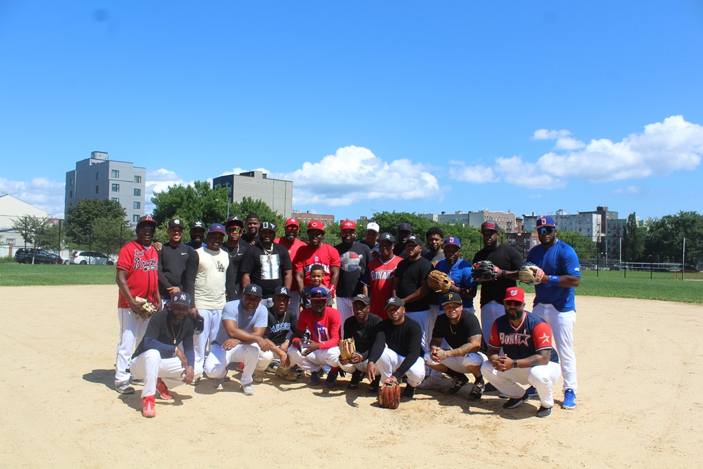Participantes en amistoso de softbol.