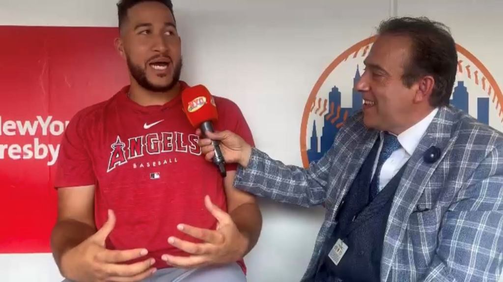 Neftalí Medina dialogando con Carlos Estévez en Citi Field