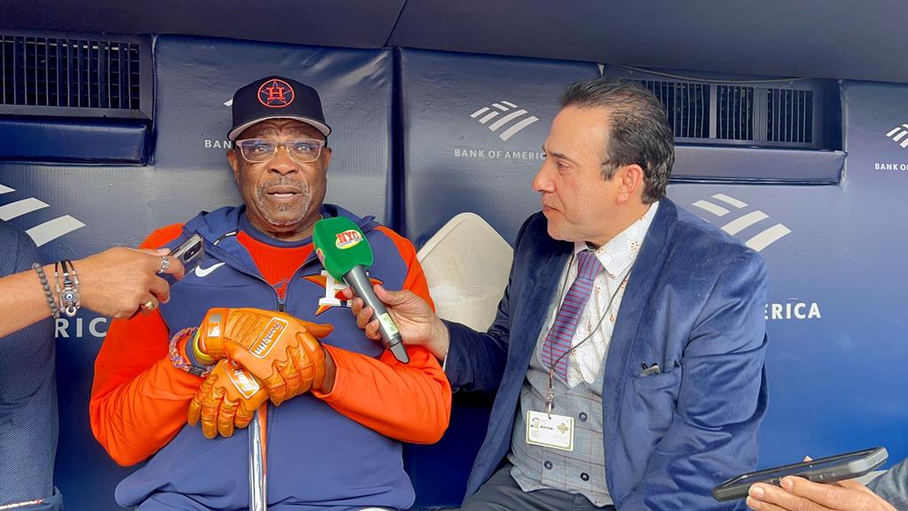 Neftalí Medina dialogó con Dusty Baker en el Yankee Stadium.