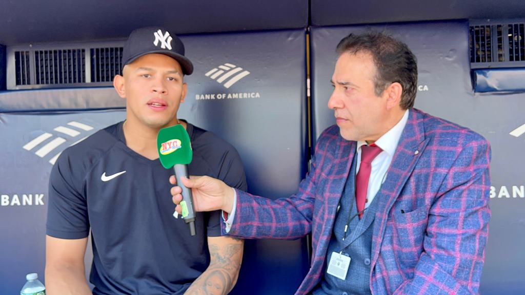 Neftalí Medina dialogó con el nica Jonathan Loáisica en el Yankee Stadium.