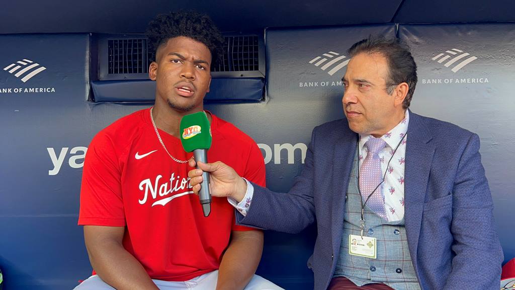 Neftalí Medina sostuvo una importante conversación con el novato José Ferrer en el Yankee Stadium.