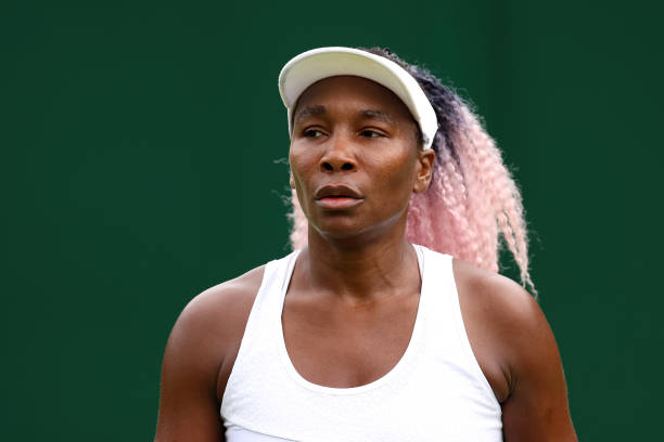LONDRES, INGLATERRA - 1 DE JULIO: Venus Williams de Estados Unidos observa durante una sesión de práctica antes del Campeonato - Wimbledon 2023 en el All England Lawn Tennis and Croquet Club el 1 de julio de 2023 en Londres, Inglaterra. / Foto de Clive Brunskill/Getty Images.