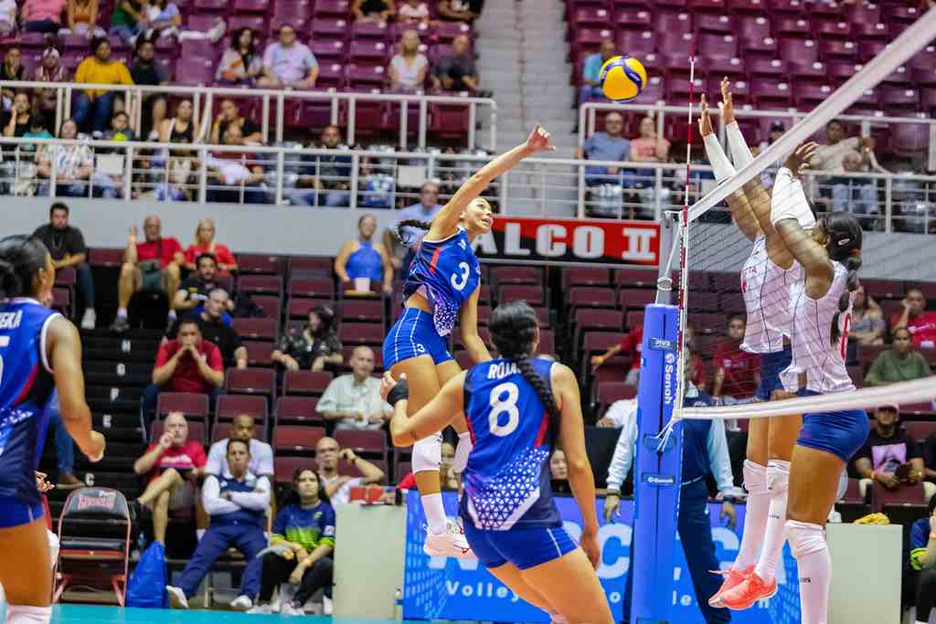 alondra-vazquez-ataca-ante-la-defensa-dominicana-sobre-la-red-en-copa-panam