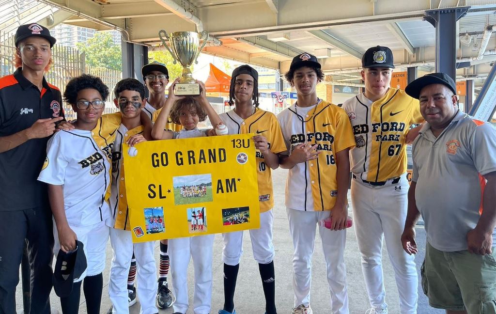 Partes de los componentes 13U posan con el trofeo de campeón.
