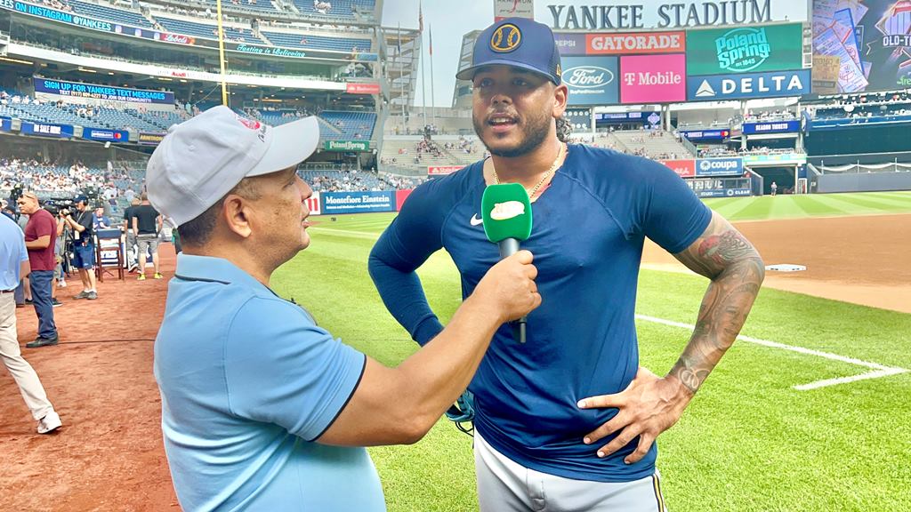 Agustín Zapata conversó con Freddy Peralta en el Yankee Stadium