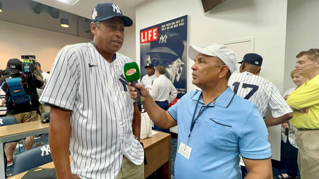 Agustín Zapata dialogó con Ramiro Mendoza en el Yankee Stadium