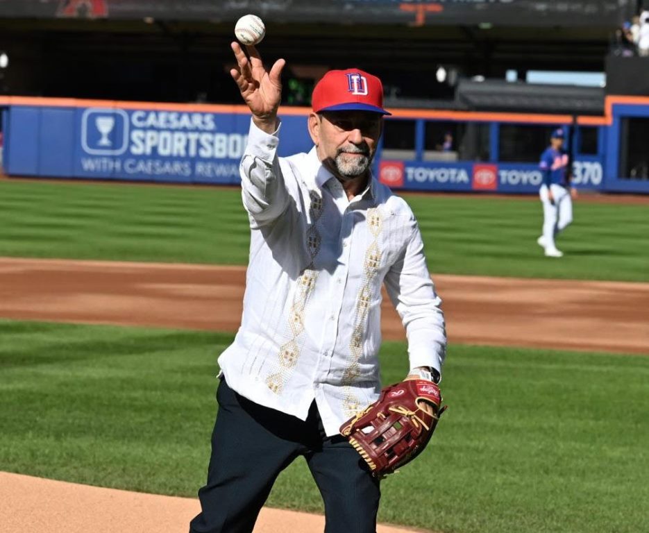 El Cónsul dominicano en Nueva York, Eligio Jáquez lanzó el lanzamiento de honor en Citi Field.
