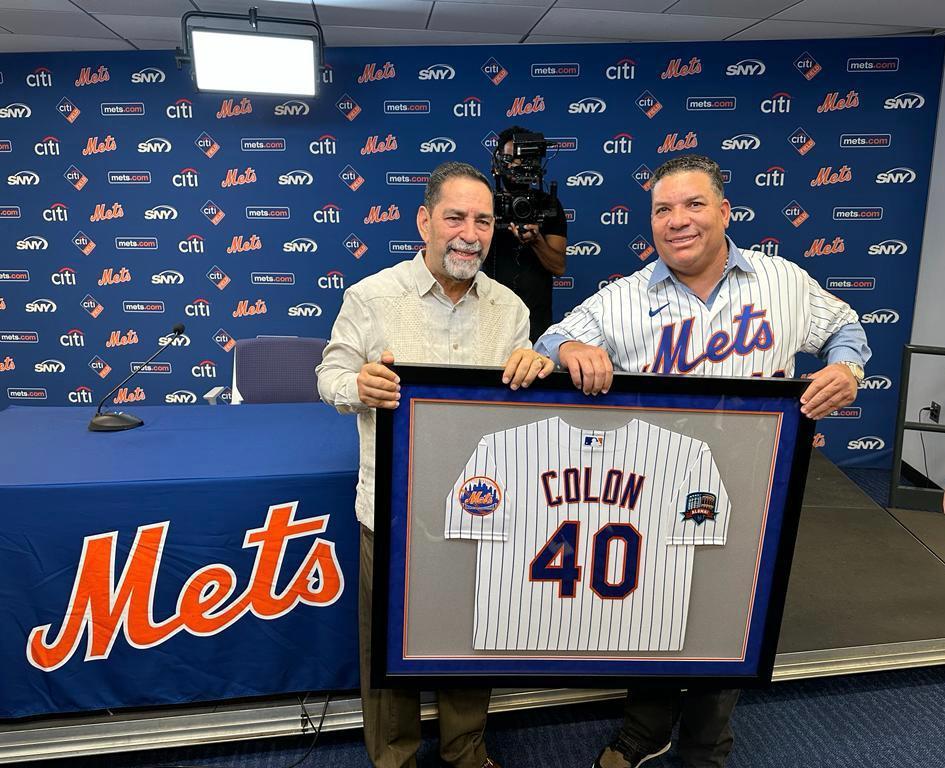 El Cónsul dominicano en Nueva York, Eligio Jáquez, posa junto a Bartolo Colón en la ceremonia que les organizaron los Mets al legendario lanzador