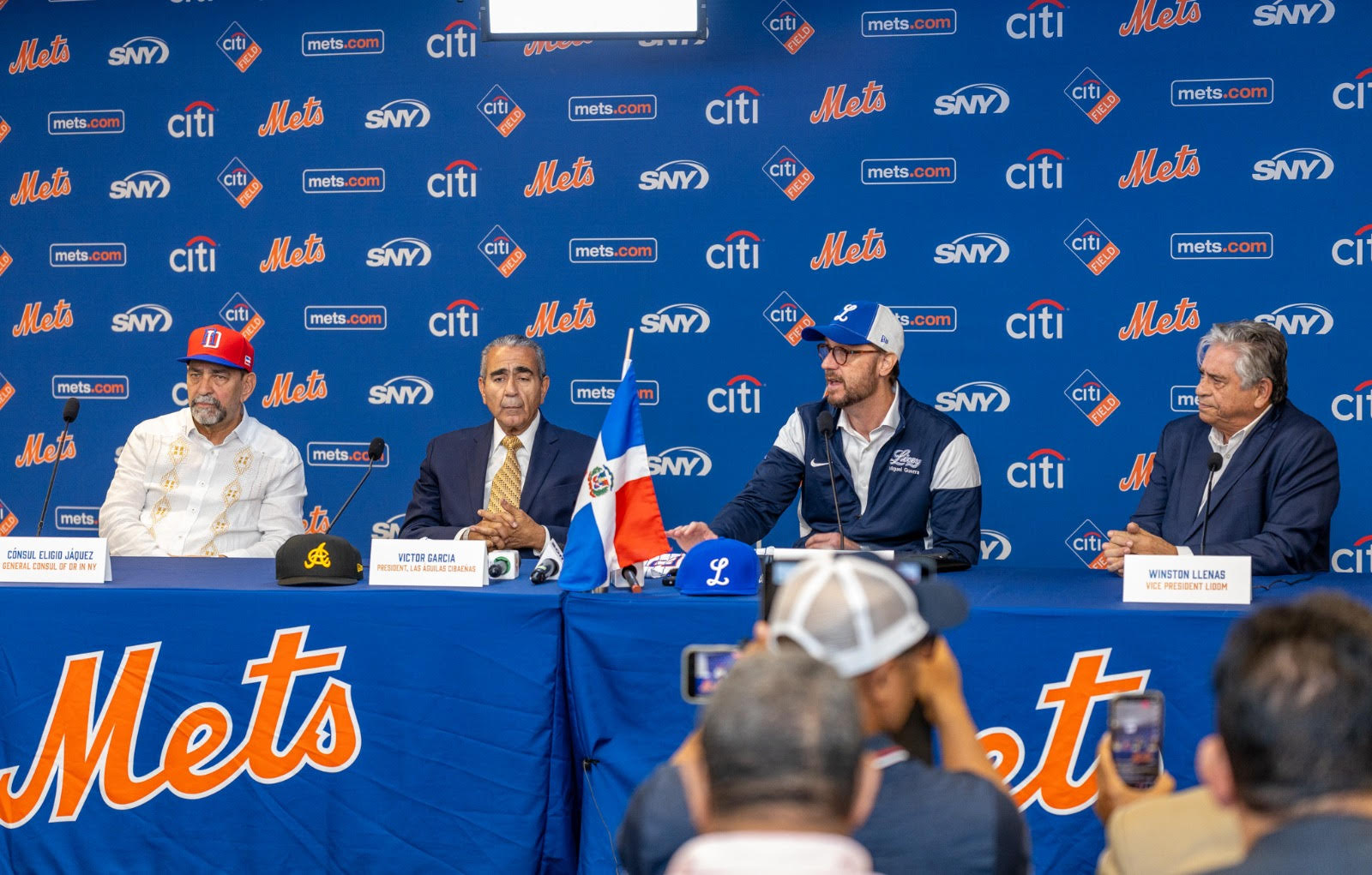 El Cónsul en NY Eligio Jáquez, Víctor García Sued, presidente 1) Águilas Cibaeñas, Miguel Guerra, vicepresidente Tigres del Licey y Winston Llenas de LIDOM, encabezaron la rueda de prensa en Citi Fiel.