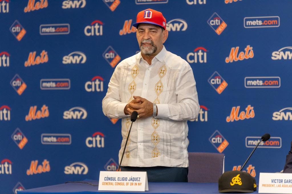 El Cónsul en Nueva York, Eligio Jáquez, ofrece declaraciones este jueves en Citi Field.