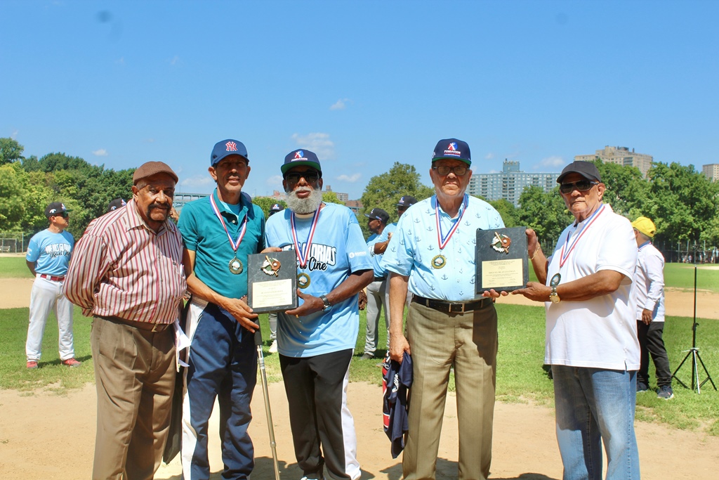 Juan Evangelista y la familia Blas Guzmán recibieron homenajes. Máximo Padilla y Rolando Paulino, hicieron las entregas, mientras Rafael Tejada Tobía, recibió a nombre de la familia Blas Guzmán.