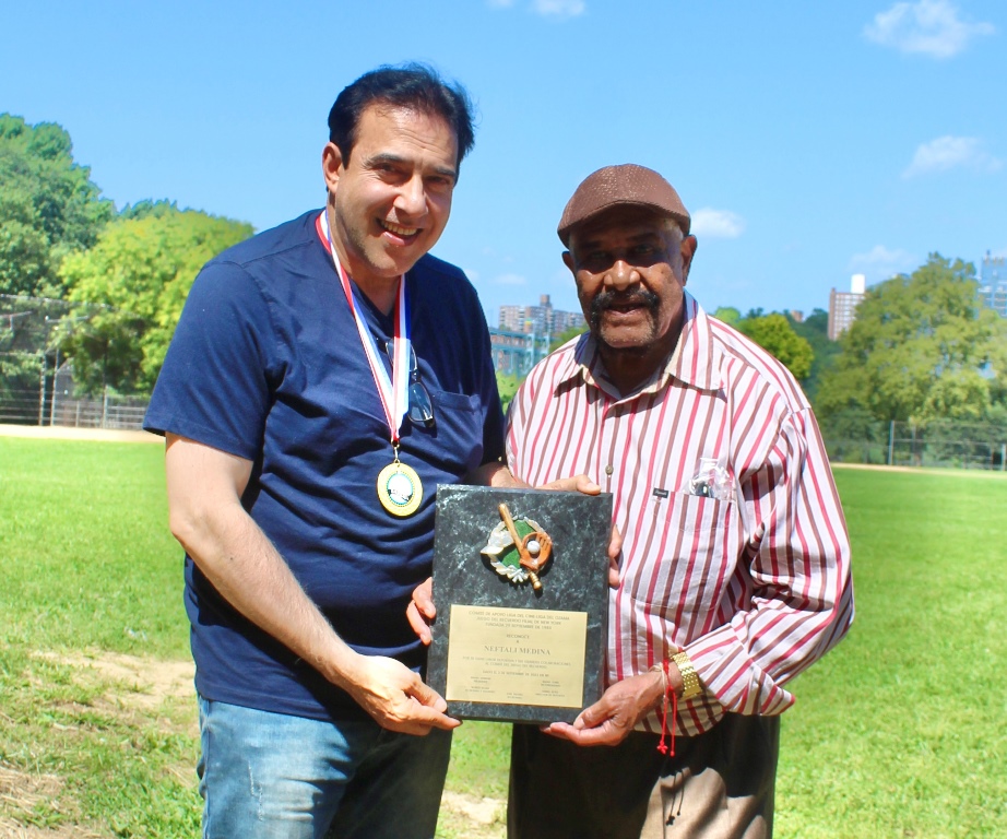 Rafael Herrera, (der.), entrega placa de reconocimiento a Neftalí Medina.