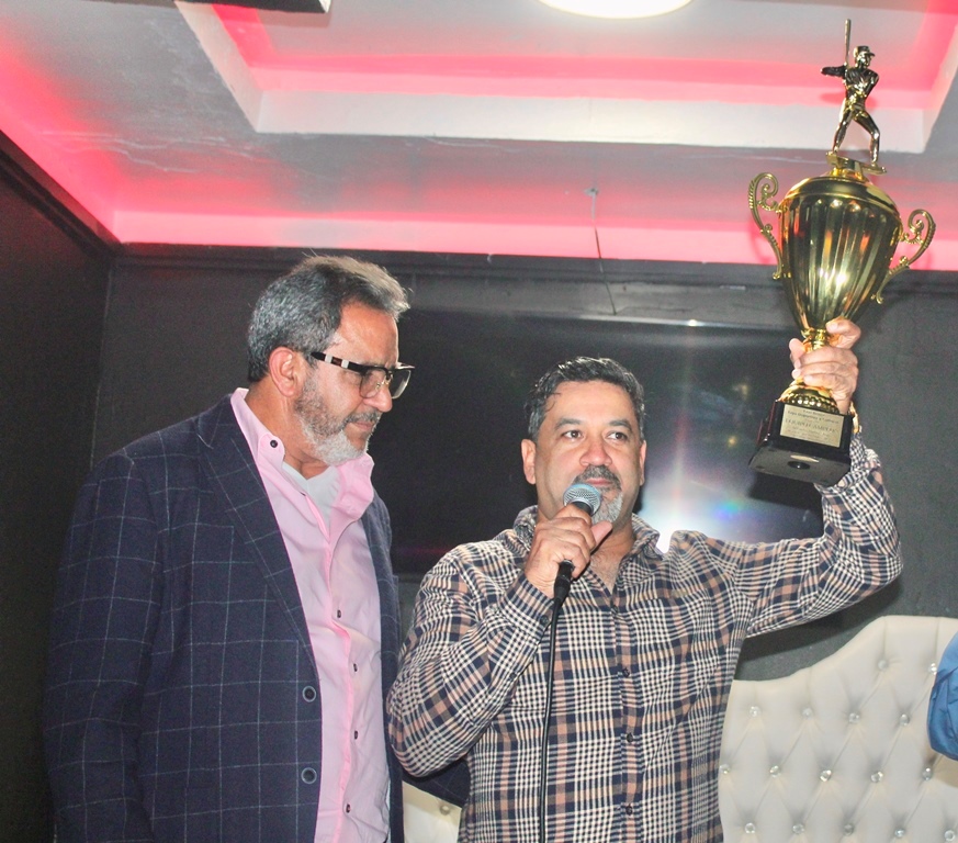 Carlos Sánchez, agradece la distinción, en el acto de premiación.