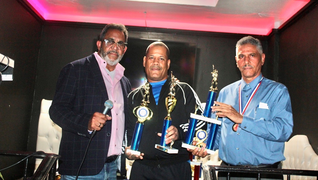 El Jugador Más Valioso del campeonato, Octavio García, felizmente recibiendo los trofeos conquistado.