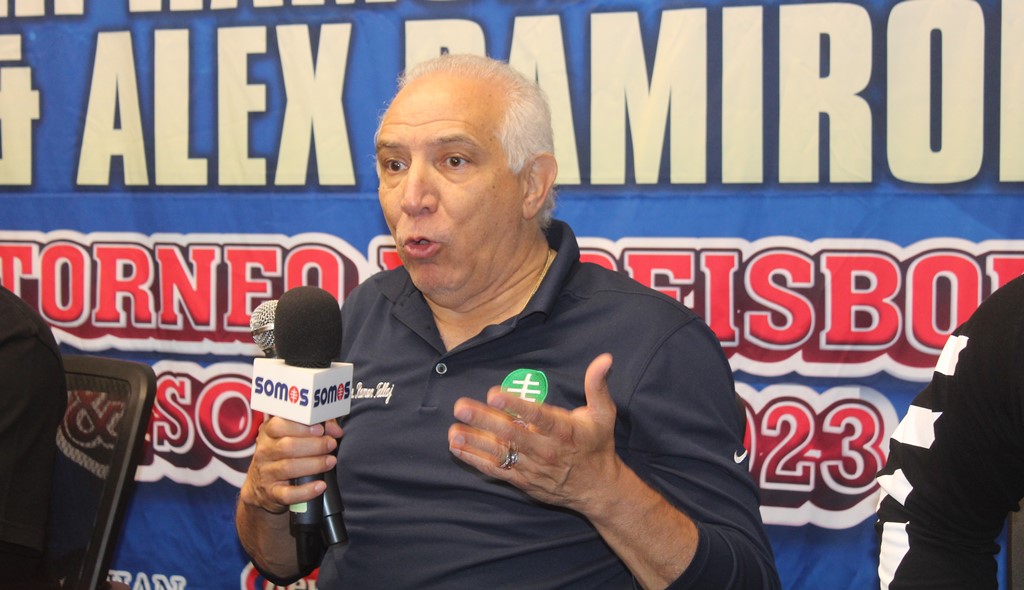 El doctor Ramón Tallaj, presidente de la junta de SOMOS Community Care, da las palabras de bienvenidas a los jugadores.