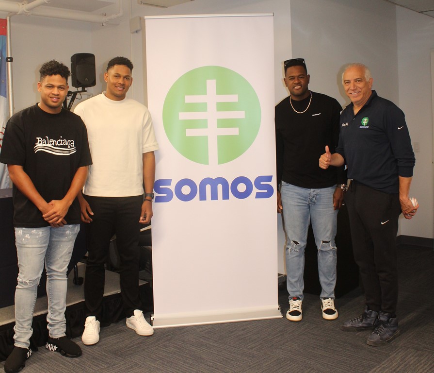 Los lanzadores de los Yankees de Nueva York, Luis Severino, Jhony Brito y Randy Vásquez, comparten con el doctor Ramón Tallaj, en la instalación de SOMOS Community Care.