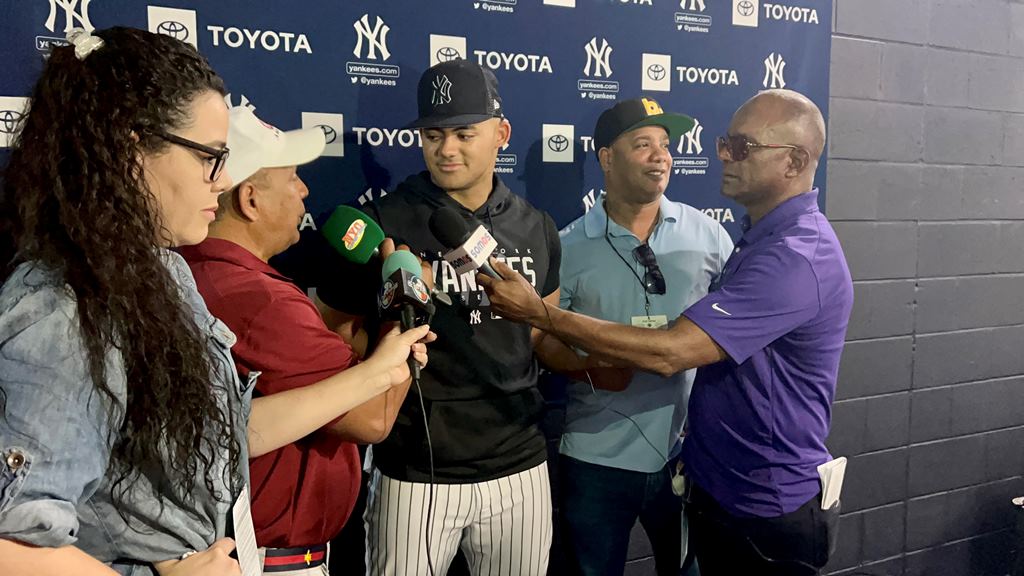 Jason Domínguez, respondiendo preguntas de los colegas, incluyendo a Agustín Zapata en Yankee Stadium