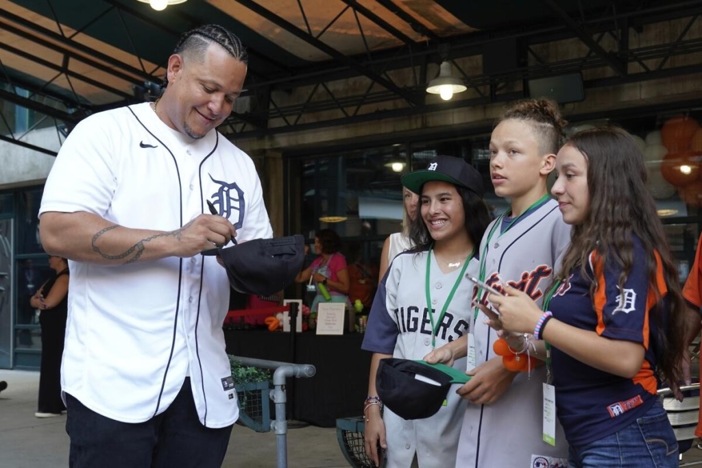 Miguel Cabrera firma gorras a niños