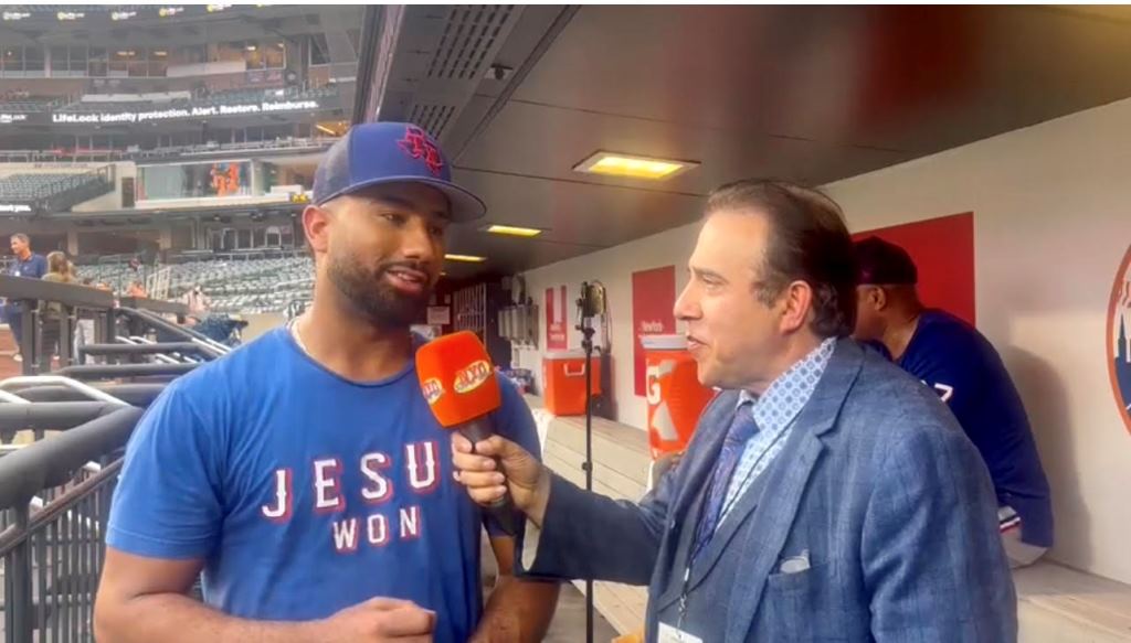 Neftalí Medina conversa con Ezequiel Durán en Citi Field.