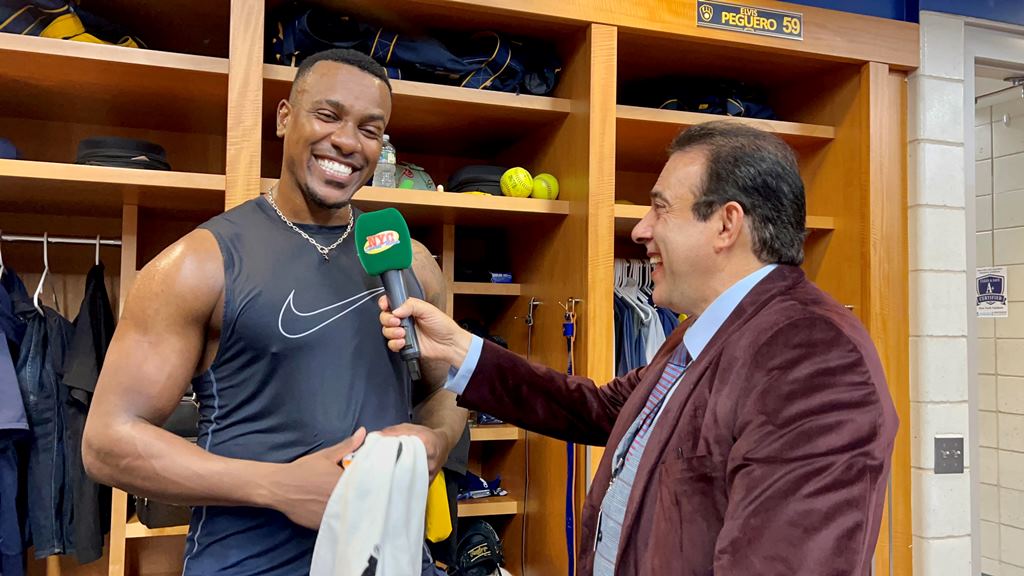 Neftalí Medina conversa con Thyago Vieira en el Yankee Stadium.