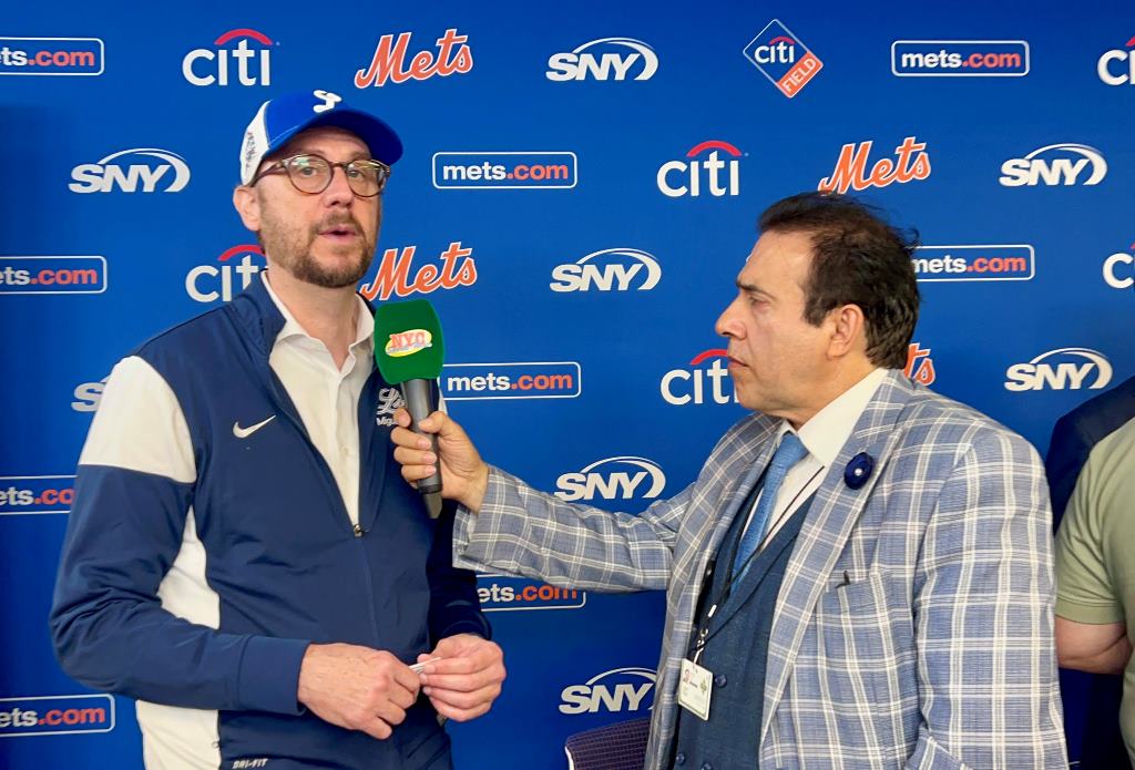 Neftalí Medina entrevista a Miguel Guerra en el estadio de los Mets de Nueva York.