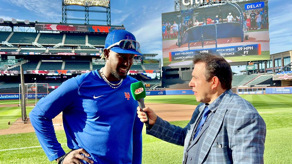 Neftalí Medina es captado entrevistando a Ronny Mauricio en Citi Field.