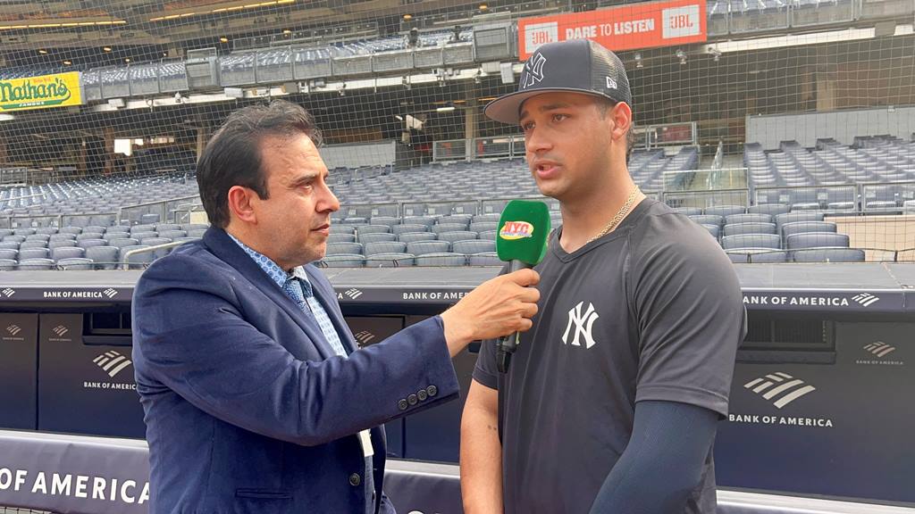 Neftalí Medina sostiene una importante charla con Everson Pereira en el Yankee Stadium
