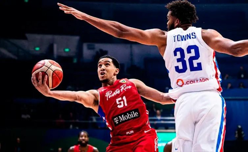 Tremond Waters, el armador y puntal ofensivo de Puerto Rico, burla la defensa de Karl Anthony Towns para anotar dos puntos en los minutos finales del partido.AP