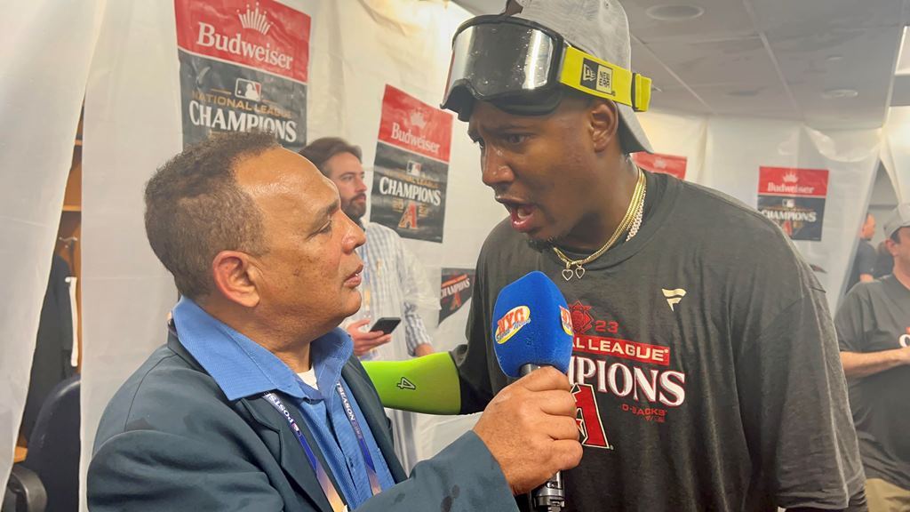 Agustín Zapata conversando con Geraldo Perdomo en la celebración en el clubhouse