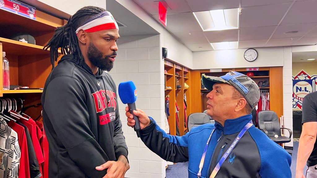 Agustín Zapata conversó con Miguel Castro en el clubhouse de los D-backs.