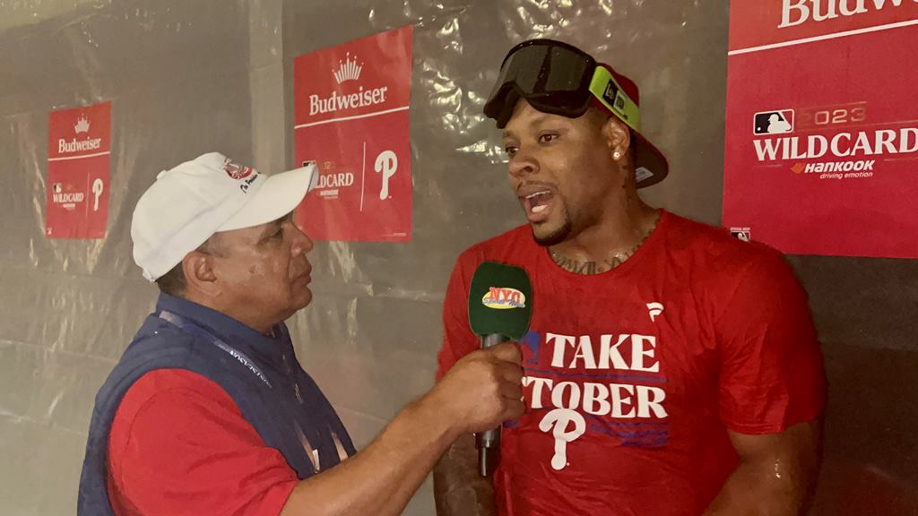 Agustín Zapata dialogó con el lanzador Gregory Soto en el clubhouse de Filis en el Citizens Bank Park.