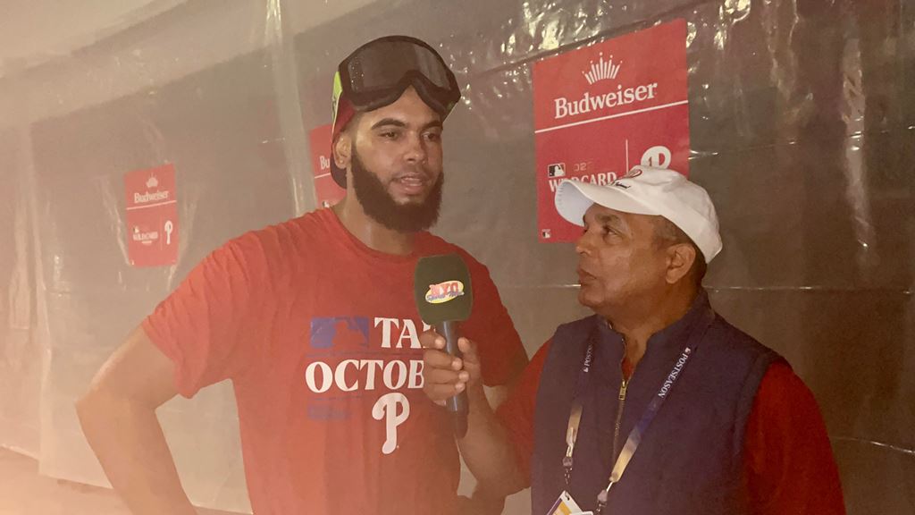 Agustín Zapata dialogó con el lanzador Seranthony Domínguez en el clubhouse de Filis en el Citizens Bank Park.