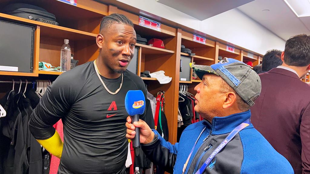 Agustín Zapata entrevista a Geraldo Perdomo en la cueva de los Dbacks, después de la victoria
