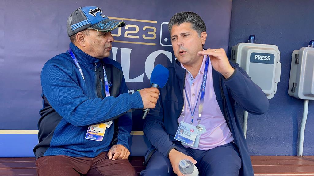 Agustín Zapata entrevista a Jorge Velandia en el Citizens Bank Park en la ciudad de Filadelfia