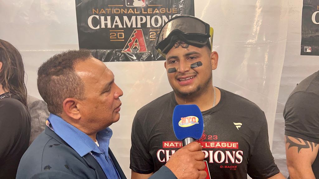 Agustín Zapata entrevista al eufórico Gabriel Moreno en plena celebración en la cueva de los D-backs