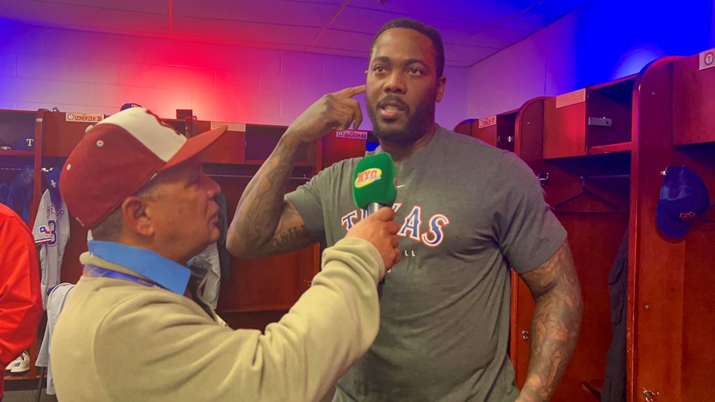 Agustín Zapata habló con Aroldis Chapman después de la victoria de los Rangers sobre los Orioles en el Juego 1 de la Serie de Campeonato de la Liga America