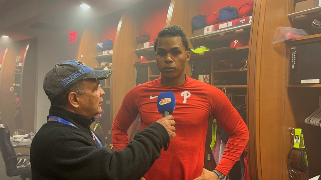 Cristian Pache ofrece declaraciones a Agustín Zapata en Citizens Bank Park