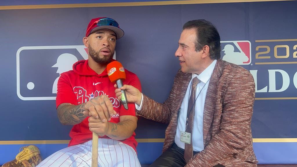 Edmundo Sosa conversando con Neftalí Medina en Citizens Bank Park