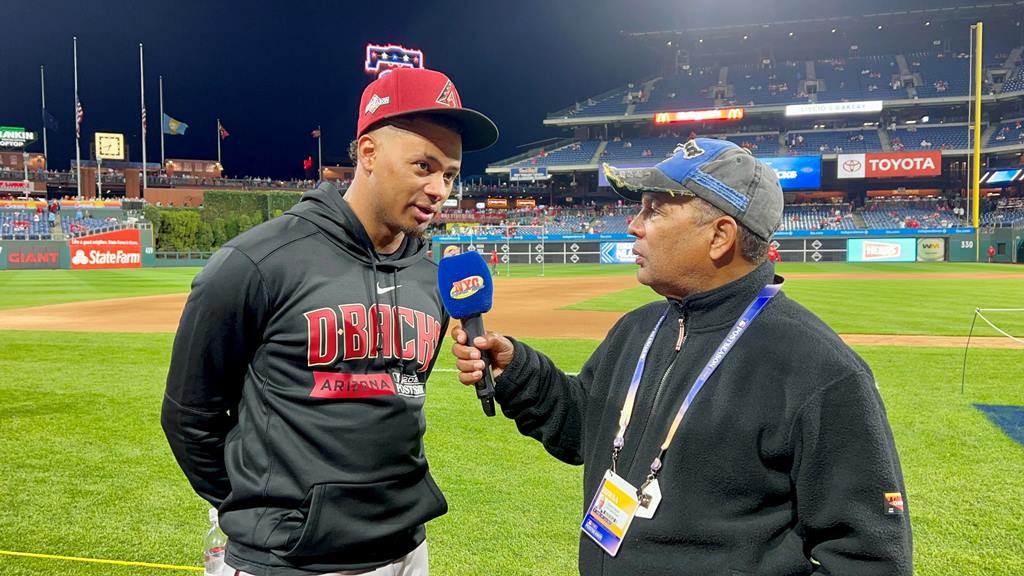El torpedero Sergio Alcántara fue entrevistado por Agustín Zapata en el Citizens Bank Park en Filadelfia